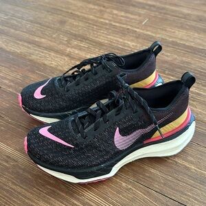 Nike Women’s ZoomX Invincible 3 Earth Pink and Black Size 9